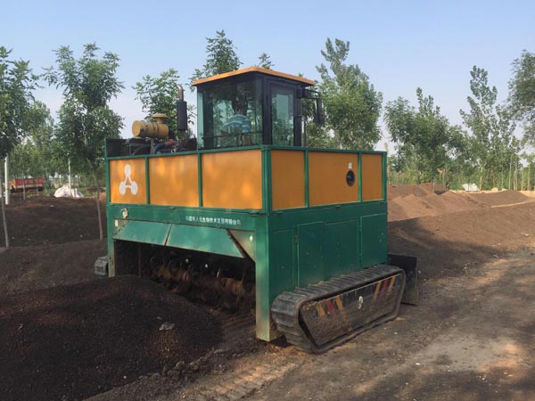 牛糞翻堆機(jī)特點(diǎn)及工藝流程