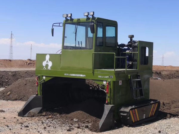 豬糞發(fā)酵翻堆機設備