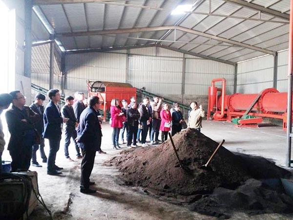 我公司組織員工到有機肥廠培訓(xùn)學(xué)習(xí)