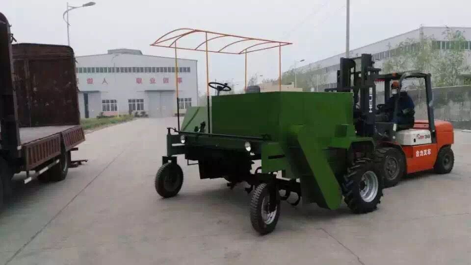 翻堆機裝車發(fā)貨現(xiàn)場圖1