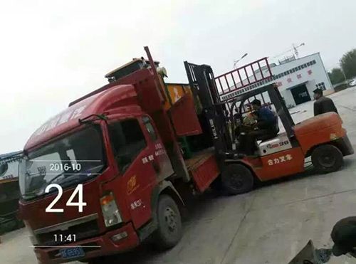 2300履帶式翻堆機(jī)發(fā)往湖北，裝車(chē)完畢