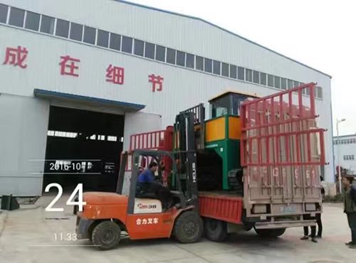 2300履帶式翻堆機(jī)發(fā)往湖北，裝車(chē)完畢