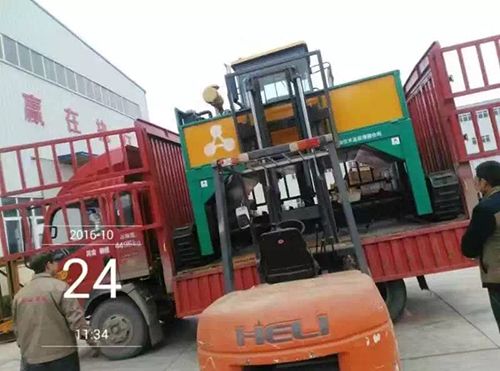 2300履帶式翻堆機(jī)發(fā)往湖北，裝車(chē)完畢