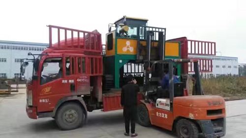 2300履帶式翻堆機(jī)發(fā)往湖北，裝車(chē)完畢