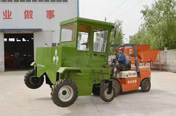 RYFD2000型輪式翻堆機(jī)山東批量發(fā)貨裝車(chē)運(yùn)輸過(guò)程