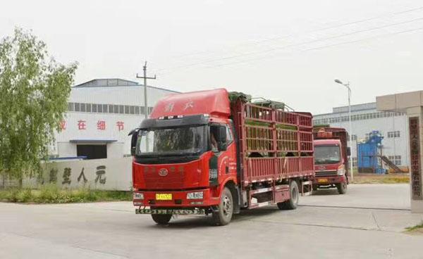 RYFD2000型輪式翻堆機(jī)山東批量發(fā)貨（裝車(chē)完畢駛向待發(fā)區(qū)）