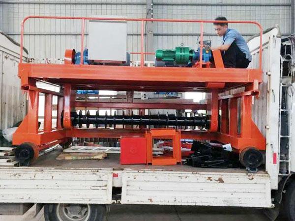 3米整槽式翻拋機(jī)|翻堆機(jī)發(fā)往浙江客戶圖1