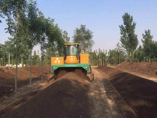 如何選擇堆肥發(fā)酵翻堆機？