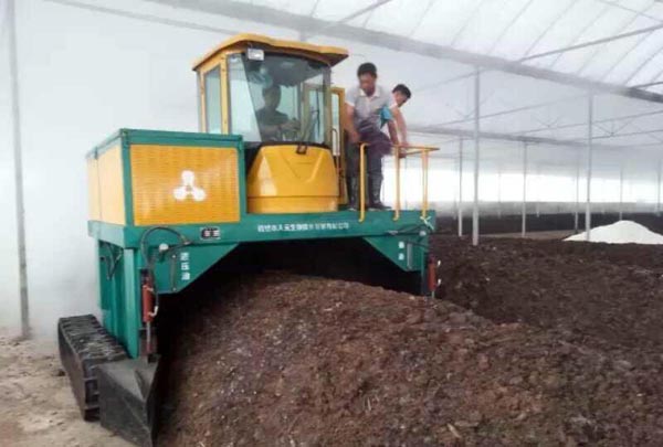 履帶式翻拋機和輪式翻拋機比有哪些優(yōu)點