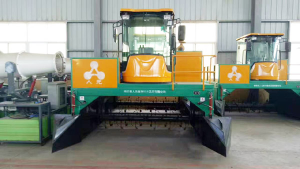 履帶式翻拋機和輪式翻拋機比有哪些優(yōu)點