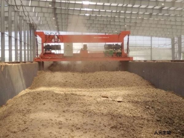 如何利用翻拋機(jī)制作豬糞有機(jī)肥？具體方法是什么？