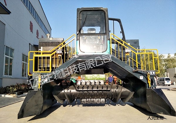 自走式翻堆機(jī)用途與優(yōu)點(diǎn)，處理糞污不手軟！