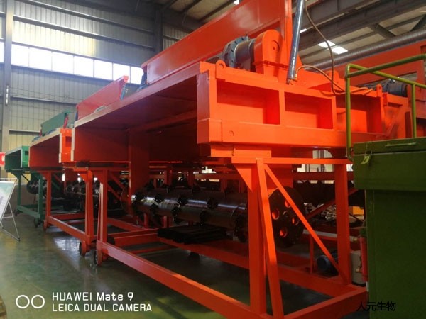 槽式翻拋機(jī)介紹，跨度大，發(fā)酵快，一機(jī)多槽效率高