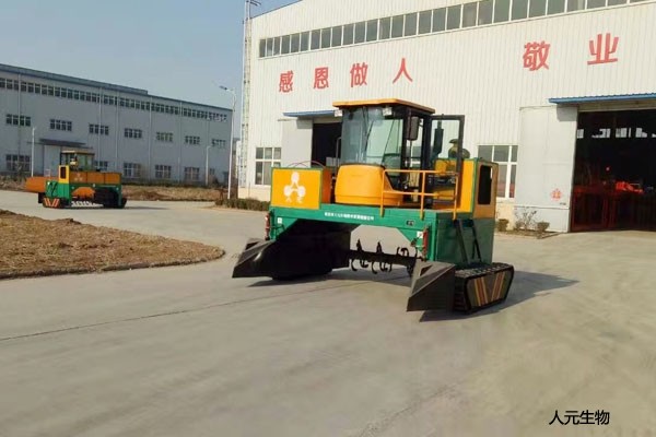 履帶式翻堆機(jī)工作原理簡(jiǎn)單，翻堆效果卻不錯(cuò)