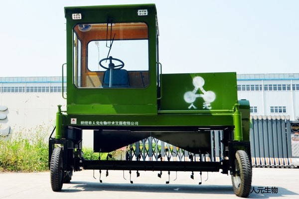 自走式翻堆機(jī)用途特點(diǎn)與優(yōu)點(diǎn)，解決糞污發(fā)酵慢的問(wèn)題！