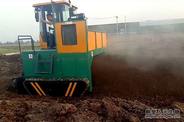 牛糞翻堆機(jī)如何解決牛糞問(wèn)題
